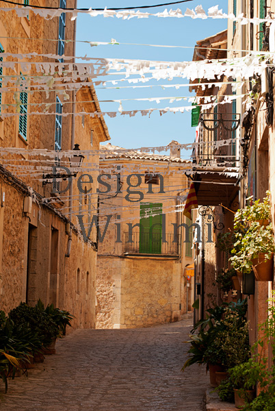 Sonnige Straße in Valldemossa auf Mallorca